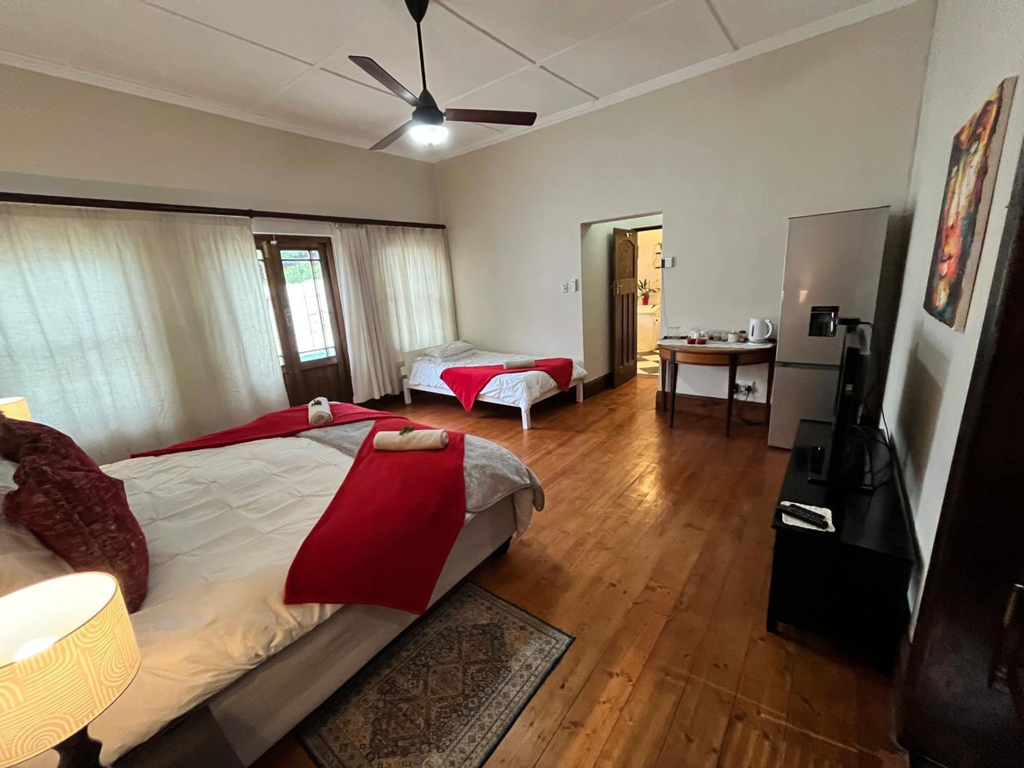 Toni'S Cottage Graaff-Reinet エクステリア 写真